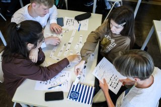 Des eleves ukrainiens apprennent le francais lors d'une visite d'une classe d'accueil et d'integration (SCAI), de l'Ecole professionnelle artisanat et service communautaire (EPASC) le mardi 24 mai 2022 a Chateauneuf pres de Sion. (KEYSTONE/Jean-Christophe Bott)